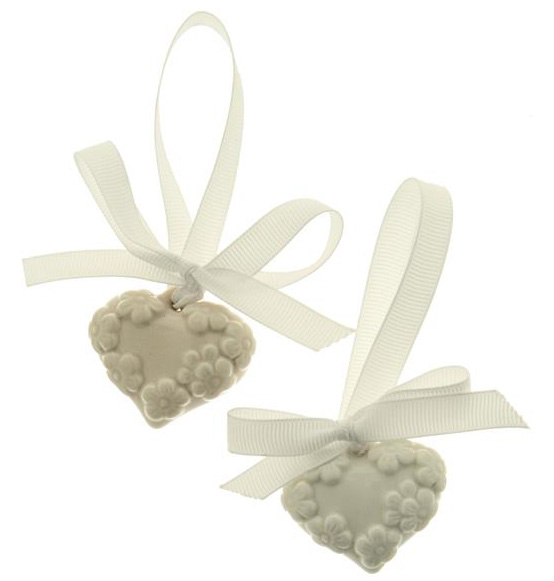 Bomboniera Matrimonio cuoricino in porcellana bianca con fiorellini in rilievo e nastrino Linea \"Heart Cuore\"
