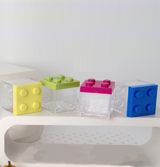 Scatola in plexiglass cubo portaconfetti costruzioni assortiti in 4 colori mm. 50x50x50