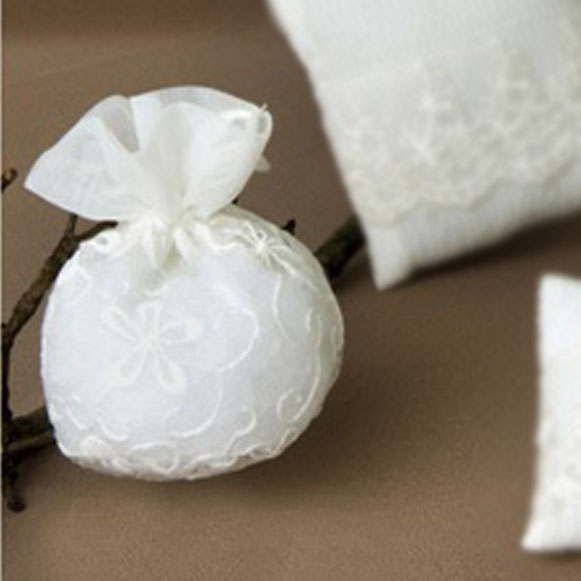 Sacchettino portaconfetti nozze tondo bianco con ricami cm. 11