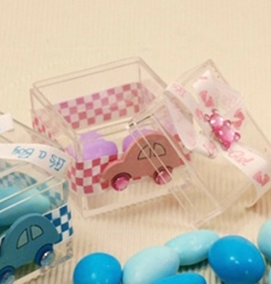 Scatolina con coperchio in plastica trasparente con nastro e automobilina rosa