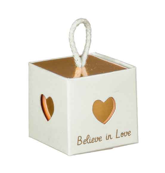 10pz. Scatolina cubetto Portaconfetti bianco con cordino e scritta e oro "Believe in love" mm. 50x50x50