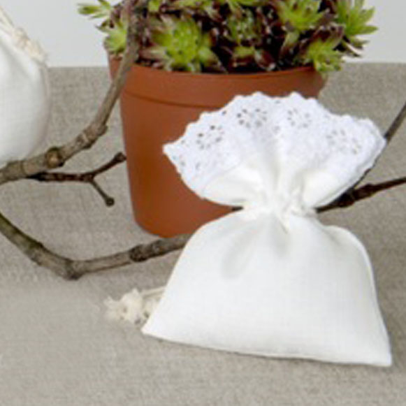 Sacchettino portaconfetti matrimonio bianco con merletto e tirante cm. 8X10